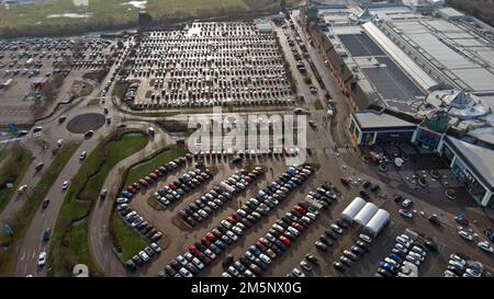 I parcheggi del Serpentine Green Shopping Centre sono pieni di veicoli in quella che è di solito una delle giornate di shopping più trafficate dell'anno, l'ultimo Sabato pieno di shopping, prima di Natale. Uno sciopero da parte dei lavoratori RMT avrebbe anche potuto aumentare il numero di persone che si recano nei centri commerciali nei loro veicoli. Foto Stock