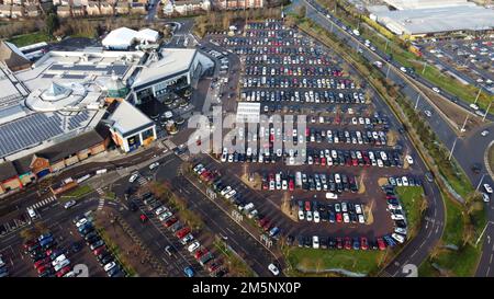 I parcheggi del Serpentine Green Shopping Centre sono pieni di veicoli in quella che è di solito una delle giornate di shopping più trafficate dell'anno, l'ultimo Sabato pieno di shopping, prima di Natale. Uno sciopero da parte dei lavoratori RMT avrebbe anche potuto aumentare il numero di persone che si recano nei centri commerciali nei loro veicoli. Foto Stock