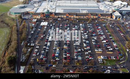 I parcheggi del Serpentine Green Shopping Centre sono pieni di veicoli in quella che è di solito una delle giornate di shopping più trafficate dell'anno, l'ultimo Sabato pieno di shopping, prima di Natale. Uno sciopero da parte dei lavoratori RMT avrebbe anche potuto aumentare il numero di persone che si recano nei centri commerciali nei loro veicoli. Foto Stock