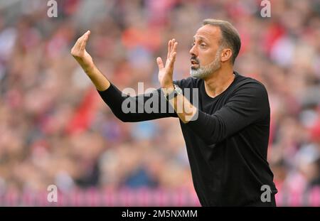 Pullman Pellegrino Matarazzo VfB Stuttgart, Gesture, Allianz Arena, Monaco, Baviera, Germania Foto Stock