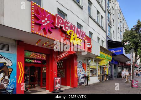 Penny Markt im Kiez, Reeperbahn, St. Pauli, Amburgo, Germania Foto Stock