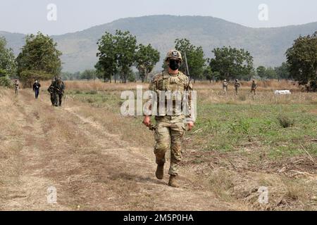 Army 1st Lt. Speed Collins, un ufficiale di fanteria con il 4th Battaglione, 23rd reggimento di fanteria, 2nd squadra di combattimento Stryker Brigade, 7th divisione di fanteria, guida una squadra di soldati del 112th reggimento di fanteria, Royal Thai Army, Ritorno dall'addestramento allo smontaggio durante il Cobra Gold 2022 nella Provincia di Loppuri del Regno di Thailandia, 26 febbraio 2022. Cobra Gold 2022 è l'iterazione 41st dell'esercitazione internazionale di addestramento che sostiene la preparazione e sottolinea il coordinamento sull'azione civica, sull'assistenza umanitaria e sul soccorso in caso di catastrofi. Dal 22 febbraio al 4 marzo 2022, questo evento annuale si svolge a p. Foto Stock