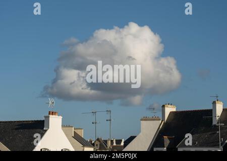 Una nuvola su alcune case in bretagna Foto Stock