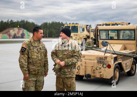 POWIDZ, Polonia – il Lt. Col. Matt Minear, comandante di 7th Squadron, 17th Cavallry Regiment, 1st Air Cavalry Brigade, parla con il personale Sgt. Christopher Maxwell dopo essere arrivato a Podwidz, Polonia, 26 febbraio 2022. 1st Brigata di cavalleria aerea, che è in Europa per la risoluzione atlantica, In meno di 5 giorni, 20 AH64 Apaches e più di 400 persone sono stati trasferiti in Polonia dalla Grecia e dalla Germania per sostenere la decisione degli Stati Uniti di aumentare la propria presenza e le proprie attività in Polonia come parte del suo forte e indefesso impegno nei confronti dei nostri alleati e partner della NATO. Foto Stock