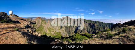 Pico do Arieiro (1. 818 m) la terza montagna più alta di Madeira, vacanza escursionistica, vista panoramica, sentieri escursionistici, escursionisti, Radar dell'aeronautica portoghese Foto Stock