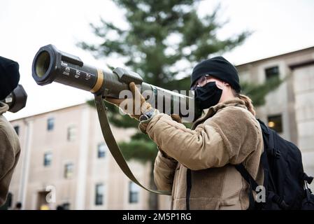 FORT MEADE, MD - Un soldato assegnato agli Stati Uniti Army Signal School distaccamento mira un facsimile AT4 anti-lanciarazzi durante un evento culminante di addestramento che si concentra su compiti guerrieri e battaglie qui, il 26 febbraio. La preparazione al combattimento è una pietra angolare dell'efficacia militare e della preparazione, qualità che l'USASSD si sforza di massimizzare continuamente. Foto Stock