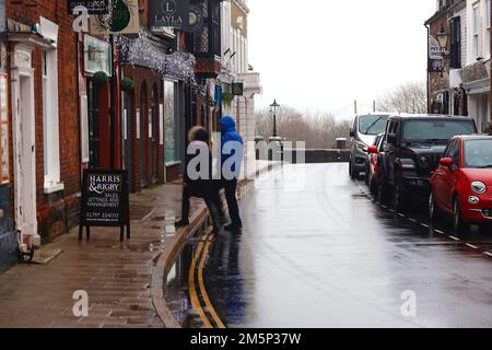 Rye, East Sussex, Regno Unito. 30 Dec, 2022. UK Weather: I visitatori dell'antica città di Rye camminano lungo la strada in condizioni di vento e di pioggia. Photo Credit: Paul Lawrenson /Alamy Live News Foto Stock