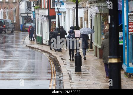 Rye, East Sussex, Regno Unito. 30 Dec, 2022. UK Weather: I visitatori dell'antica città di Rye camminano lungo la strada in condizioni di vento e di pioggia. Photo Credit: Paul Lawrenson /Alamy Live News Foto Stock