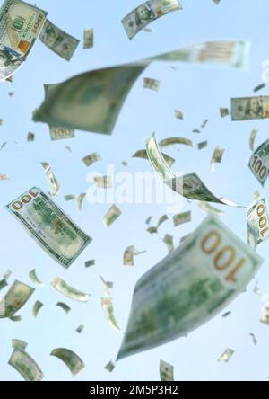 Cadendo americano cento dollari banconote di denaro isolato su sfondo cielo. Successo, investimento, jackpot, concetto di business finance design. Volare Foto Stock