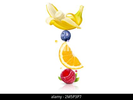 Una pila di frutta fresca matura, bacche isolate su fondo bianco. Lampone, arancia, mirtillo, banana pila di frutta in una fila. Vita sana, equilibrio Foto Stock