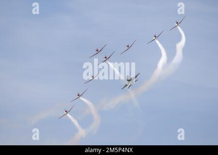 Swiss Air Force PC-7 il team di esposizione aerobatica che vola in formazione con un F/A-18C Hornet svizzero al Royal International Air Tattoo 2022 Foto Stock