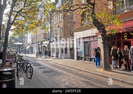 Vista dei negozi e della gente acquirenti a piedi sulla vuota e tranquilla Monmouth Street vicino a Seven Dials Covent Garden a Londra WC2 Inghilterra UK KATHY DEWITT Foto Stock