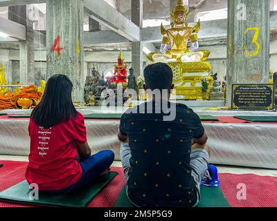 Khao Tut, Phuket, Thailandia, due persone, persone in visita, pregare, altare, sedersi da dietro, Tempio buddista, Statua, grande Buddha » statua bouddha Foto Stock