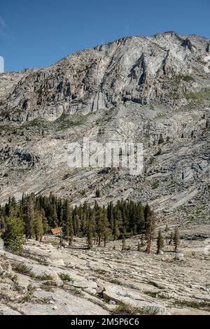 Park Ranger Cabin accoccolato sotto le vette vicino al Lago Pear nel Parco Nazionale di Sequoia Foto Stock