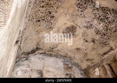 Soffitto interno della camera Biclinium dipinto con fresco in piccola Petra, Giordania Foto Stock