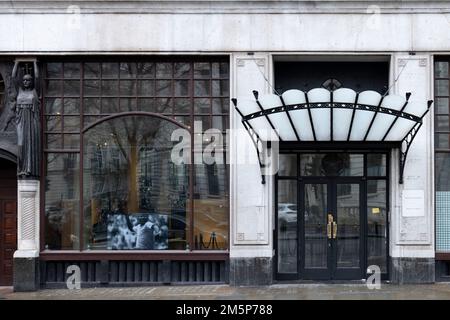 Una presentazione di immagini che mostra il calciatore Pele nella vetrina dell'Ambasciata brasiliana a Londra in seguito alla morte del tre volte vincitore della Coppa del mondo Giovedi a San Paolo.Data foto: Venerdì 30 dicembre 2022. Foto Stock