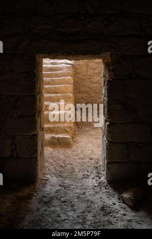 Kerak Castello, una fortezza Cruisader passaggio interno con porta e scale in Giordania Foto Stock