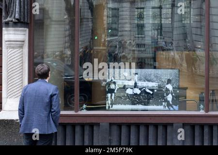 Un uomo guarda una presentazione di immagini che mostrano il calciatore Pele nella finestra dell'Ambasciata brasiliana a Londra in seguito alla morte del tre volte vincitore della Coppa del mondo Giovedi a Sao Paulo.Data foto: Venerdì 30 dicembre 2022. Foto Stock