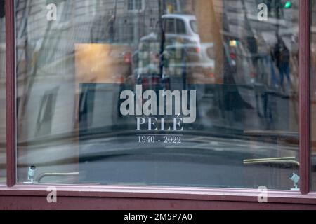 Una presentazione di immagini che mostra il calciatore Pele nella vetrina dell'Ambasciata brasiliana a Londra in seguito alla morte del tre volte vincitore della Coppa del mondo Giovedi a San Paolo.Data foto: Venerdì 16 dicembre 2022. Foto Stock