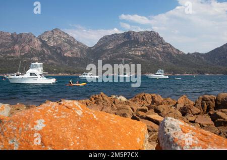 Coles Bay al Parco Nazionale di Freycinet, Tasmania. Mostra la catena montuosa dei pericoli sullo sfondo Foto Stock