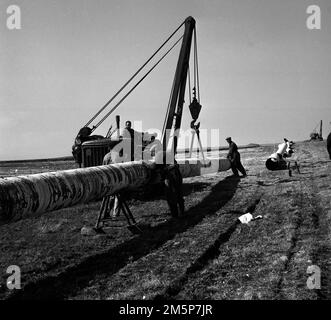 ***23 APRILE 1963, FOTO DEL FILE*** i costruttori del gasdotto petrolifero di Druzhba in Slovacchia si sono trasferiti nella regione di Havlickobrod. Stanno costruendo la prima parte del gasdotto II, che si porterà a 432 km da Bratislava a Litvinov. I costruttori sono anche assistiti da una macchina per la posa di tubi di costruzione sovietica, che viene utilizzata per trattenere i tubi durante la saldatura e poi per posarli. (Foto CTK/Jaroslav Sladek) Foto Stock