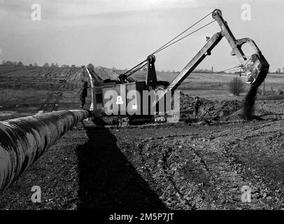 ***23 APRILE 1963, FOTO DEL FILE*** i costruttori del gasdotto petrolifero di Druzhba in Slovacchia si sono trasferiti nella regione di Havlickobrod. Stanno costruendo la prima parte del gasdotto II, che si porterà a 432 km da Bratislava a Litvinov. Un escavatore pesante scava le scanalature per la posa della tubazione saldata. (Foto CTK/Jaroslav Sladek) Foto Stock