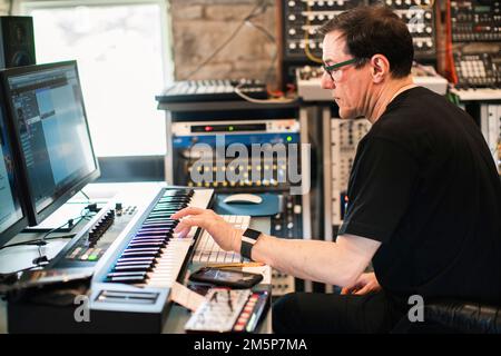 Stephen Morris della New Order and Joy Division fotografò nel suo studio di casa vicino a Macclesfield. Foto Stock