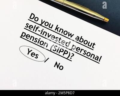 Una persona sta rispondendo alla domanda sulla pensione e la pensione. Conosce la pensione personale autoinvestita (SIPP) Foto Stock