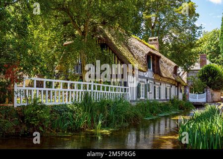 Il villaggio di Veules les Roses in Normandia Francia Foto Stock