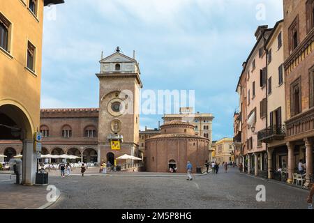 Mantova Italia, vista in estate di Piazza delle Erbe circondata da edifici rinascimentali nel suggestivo centro della città di Mantova, Lombardia, Italia Foto Stock