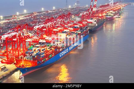 SHANGHAI, CINA - 30 DICEMBRE 2022 - una foto aerea mostra l'operazione di sollevamento di container della nave da carico super grande di SIPG Yangshan fase IV Au Foto Stock