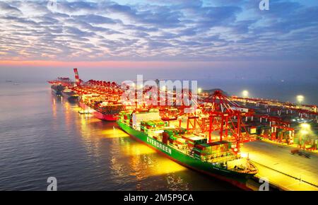 SHANGHAI, CINA - 30 DICEMBRE 2022 - una foto aerea mostra l'operazione di sollevamento di container della nave da carico super grande di SIPG Yangshan fase IV Au Foto Stock