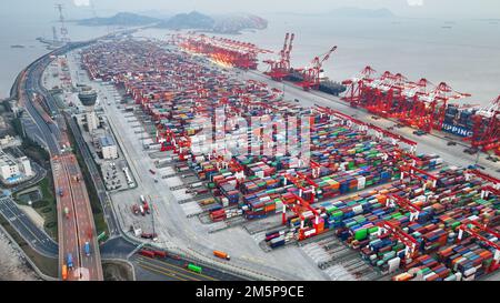 SHANGHAI, CINA - 30 DICEMBRE 2022 - una foto aerea mostra l'operazione di sollevamento di container della nave da carico super grande di SIPG Yangshan fase IV Au Foto Stock