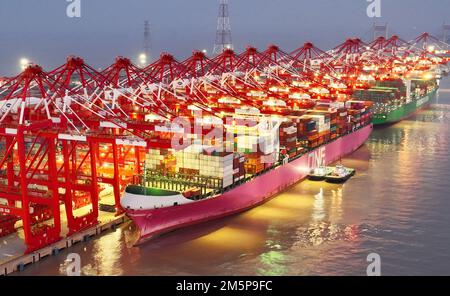 SHANGHAI, CINA - 30 DICEMBRE 2022 - una foto aerea mostra l'operazione di sollevamento di container della nave da carico super grande di SIPG Yangshan fase IV Au Foto Stock