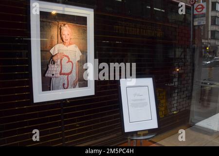 Londra, Regno Unito. 30th dicembre 2022. Tributo al negozio Vivienne Westwood Man di Conduit Street, Mayfair, mentre la stilista di moda e l'icona punk muore a 81 anni. Credit: Vuk Valcic/Alamy Live News Foto Stock