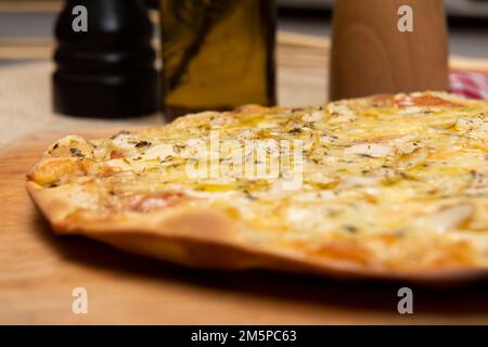 Funghi brasiliani, formaggio e pizza origano, vista dall'alto Foto Stock