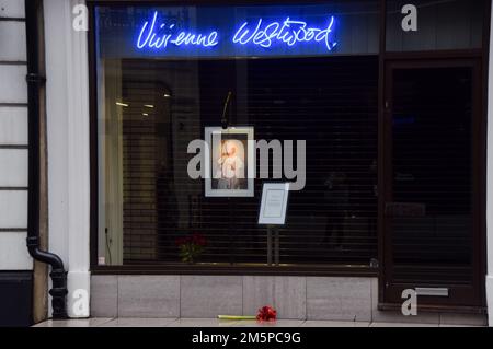 Londra, Regno Unito. 30th dicembre 2022. Tributo e un fiore al negozio Vivienne Westwood Man di Conduit Street, Mayfair, mentre il designer di moda e l'icona punk muore di 81 anni. Credit: Vuk Valcic/Alamy Live News Foto Stock