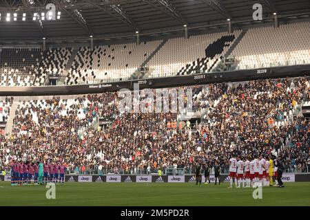 Torino, 30th dicembre 2022. Un'immagine di Pele ( Edson Arantes do Nascimento ) insieme all'ex giocatore della Juventus e dell'Argentina Omar Sivori viene proiettata sullo schermo dello stadio mentre un minuto di silenzio si svolge dopo la morte della leggenda brasiliana, prima di iniziare la partita amichevole allo stadio Allianz, Torino. Il credito per le immagini dovrebbe essere: Jonathan Moskrop / Sportimage Credit: Sportimage/Alamy Live News Foto Stock