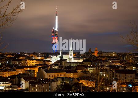 Skyline del quartiere Zizkov di Praga di notte, vista della Chiesa di San Procopio e della Torre televisiva di Zizkov Foto Stock