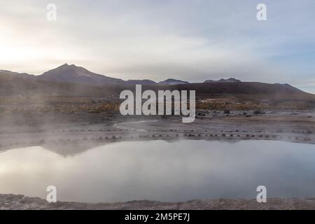 Lago pieno di nebbia ai geyser El Tatio, ad Atacama, il deserto più estremo del mondo al confine del Cile con la Bolivia Foto Stock