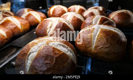 Un primo piano di pretzel panini appena sfornati Foto Stock