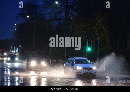 Edimburgo Scozia, Regno Unito 30 dicembre 2022. METEO: La pioggia intensa causa condizioni di guida difficili per gli automobilisti sulla A8 in città. credito sst/alamy notizie dal vivo Foto Stock