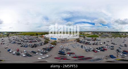 Visualizzazione panoramica a 360 gradi di Clewiston, FL, USA - 22 dicembre 2022: Foto aerea 360 vr di Walmart