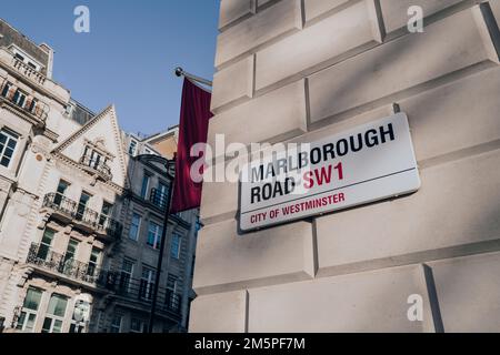 Londra, Regno Unito - 26 dicembre 2022: Cartello con il nome della strada su un muro in Marlborough Road nella città di Westminster, un quartiere che occupa gran parte del centro sono Foto Stock