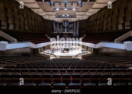 Lipsia, Germania. 25th Ott 2022. La luce cade sul palco della Gewandhaus di Lipsia. (A dpa 'Gewandhaus regista per 25 anni - Andreas Schulz ha ancora molti piani') Credit: Hendrik Schmidt/dpa/Alamy Live News Foto Stock