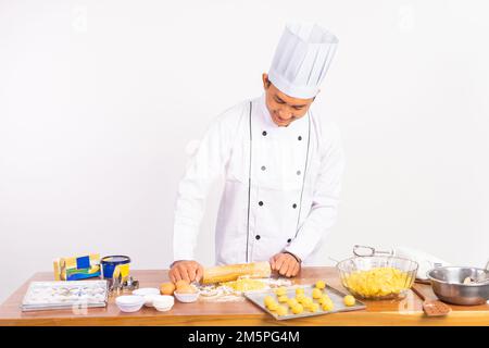 chef maschile utilizzando pin di legno sul tavolo Foto Stock