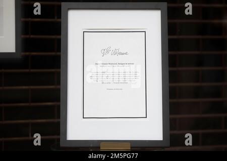 Un tributo al negozio di punta Vivienne Westwood di Londra, il fashion designer è morto all'età di 81 anni. Data immagine: Venerdì 30 dicembre 2022. Foto Stock