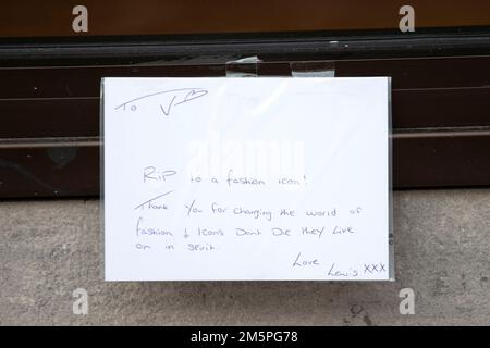 Un tributo al negozio di punta Vivienne Westwood di Londra, il fashion designer è morto all'età di 81 anni. Data immagine: Venerdì 30 dicembre 2022. Foto Stock