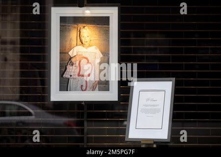 Un tributo al negozio di punta Vivienne Westwood di Londra, il fashion designer è morto all'età di 81 anni. Data immagine: Venerdì 30 dicembre 2022. Foto Stock