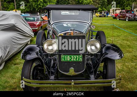 Iola, WI - 07 luglio 2022: Vista frontale in prospettiva alta di una Graham Paige Model 827 Roadster 1929 in occasione di una fiera automobilistica locale. Foto Stock